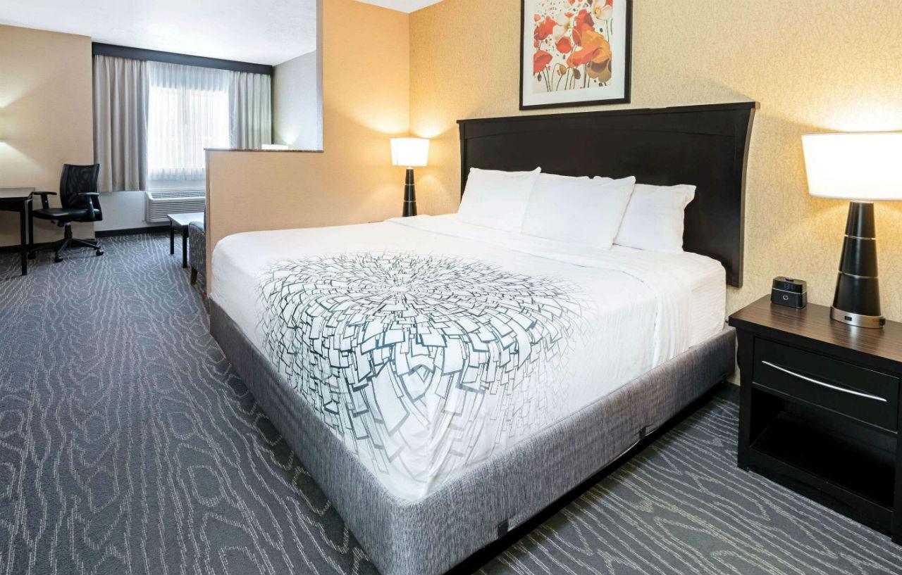 La Quinta By Wyndham Logan Hotel Bagian luar foto