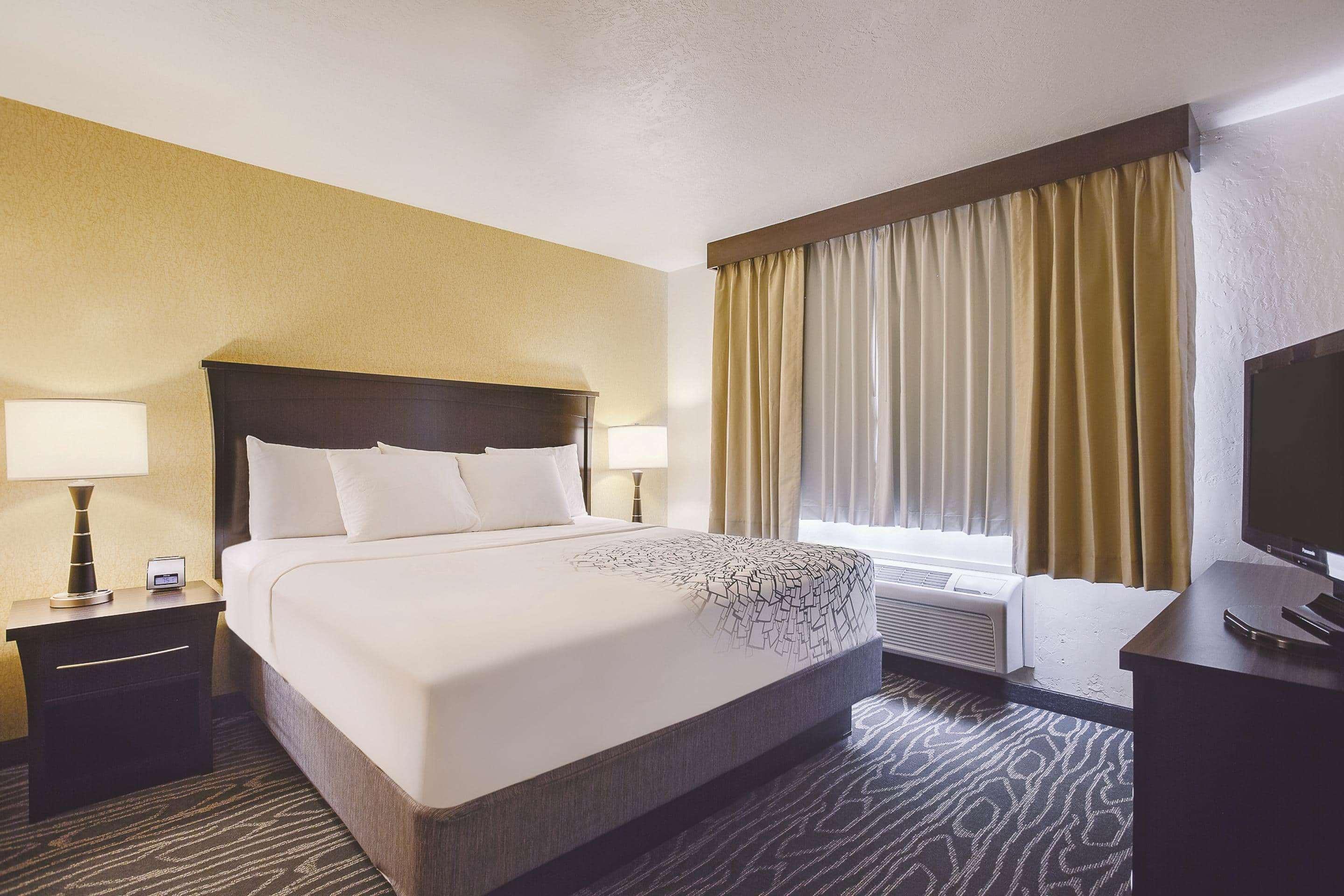 La Quinta By Wyndham Logan Hotel Bagian luar foto