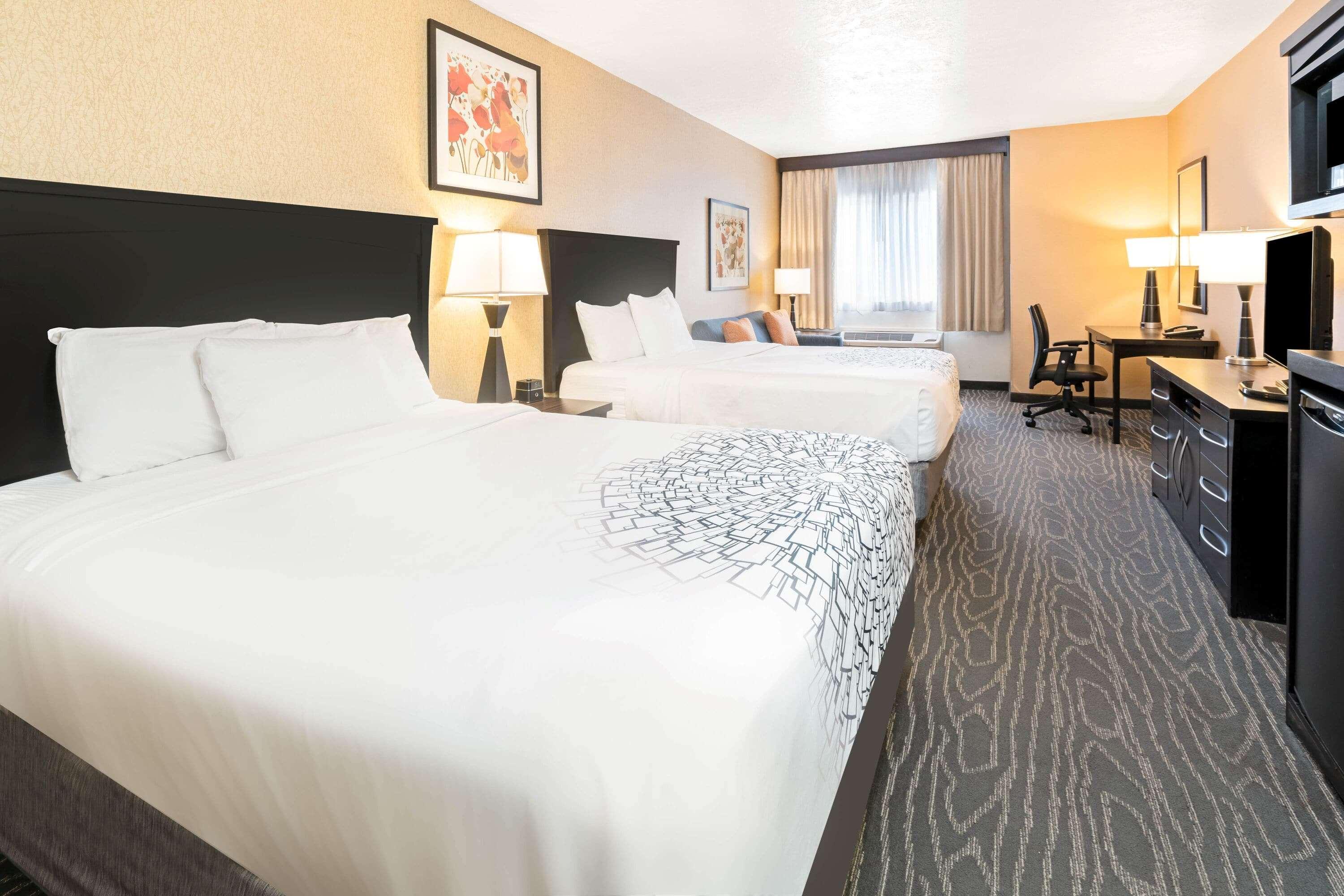 La Quinta By Wyndham Logan Hotel Bagian luar foto