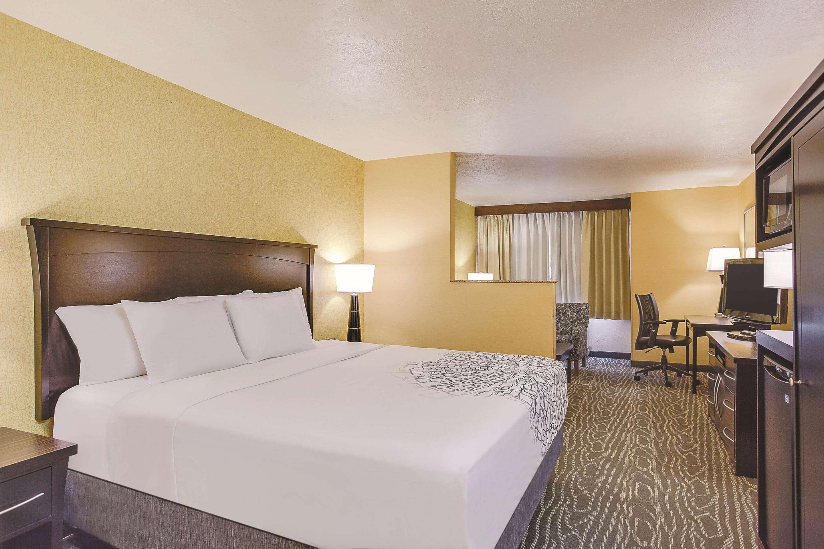La Quinta By Wyndham Logan Hotel Bagian luar foto