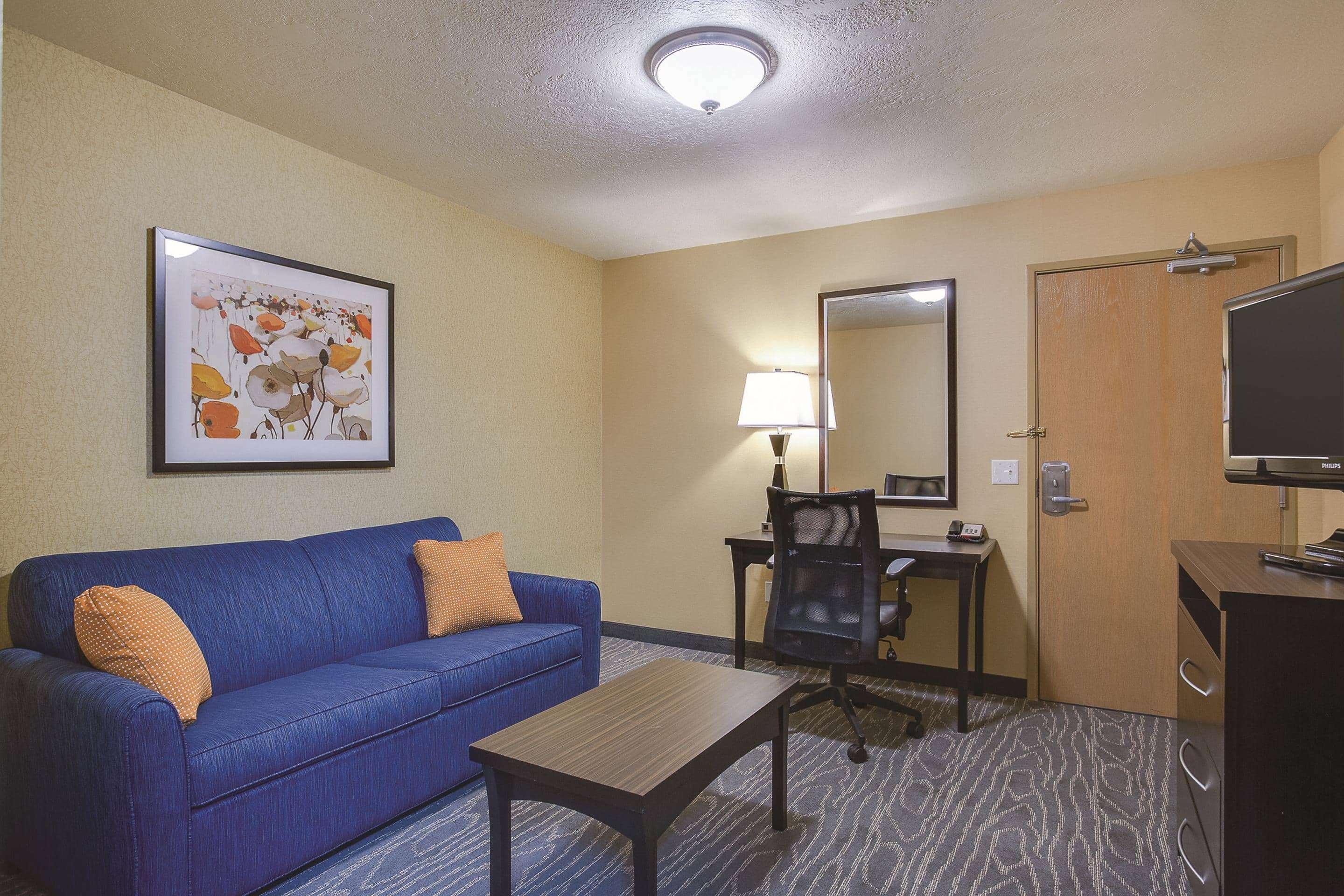 La Quinta By Wyndham Logan Hotel Bagian luar foto