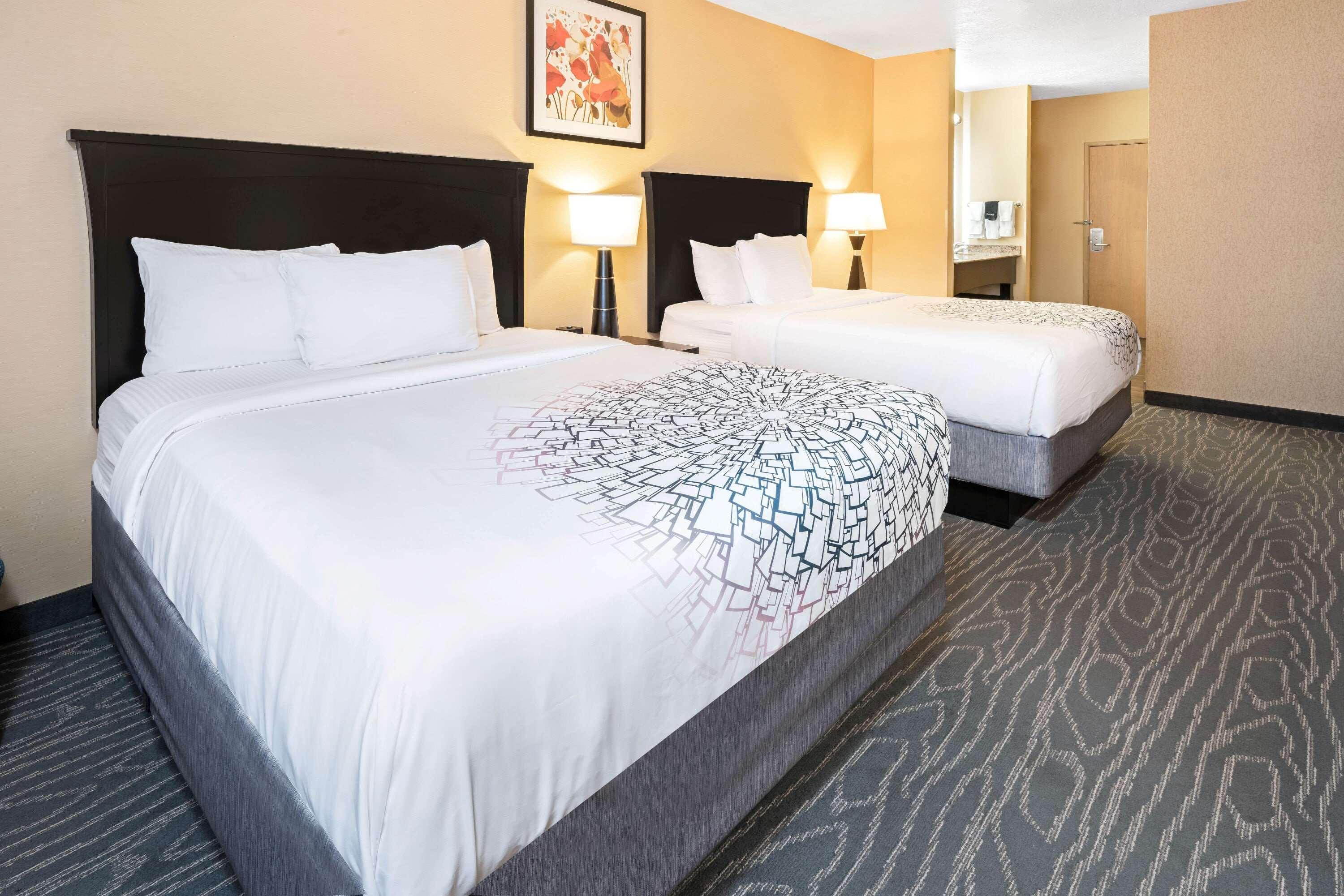 La Quinta By Wyndham Logan Hotel Bagian luar foto
