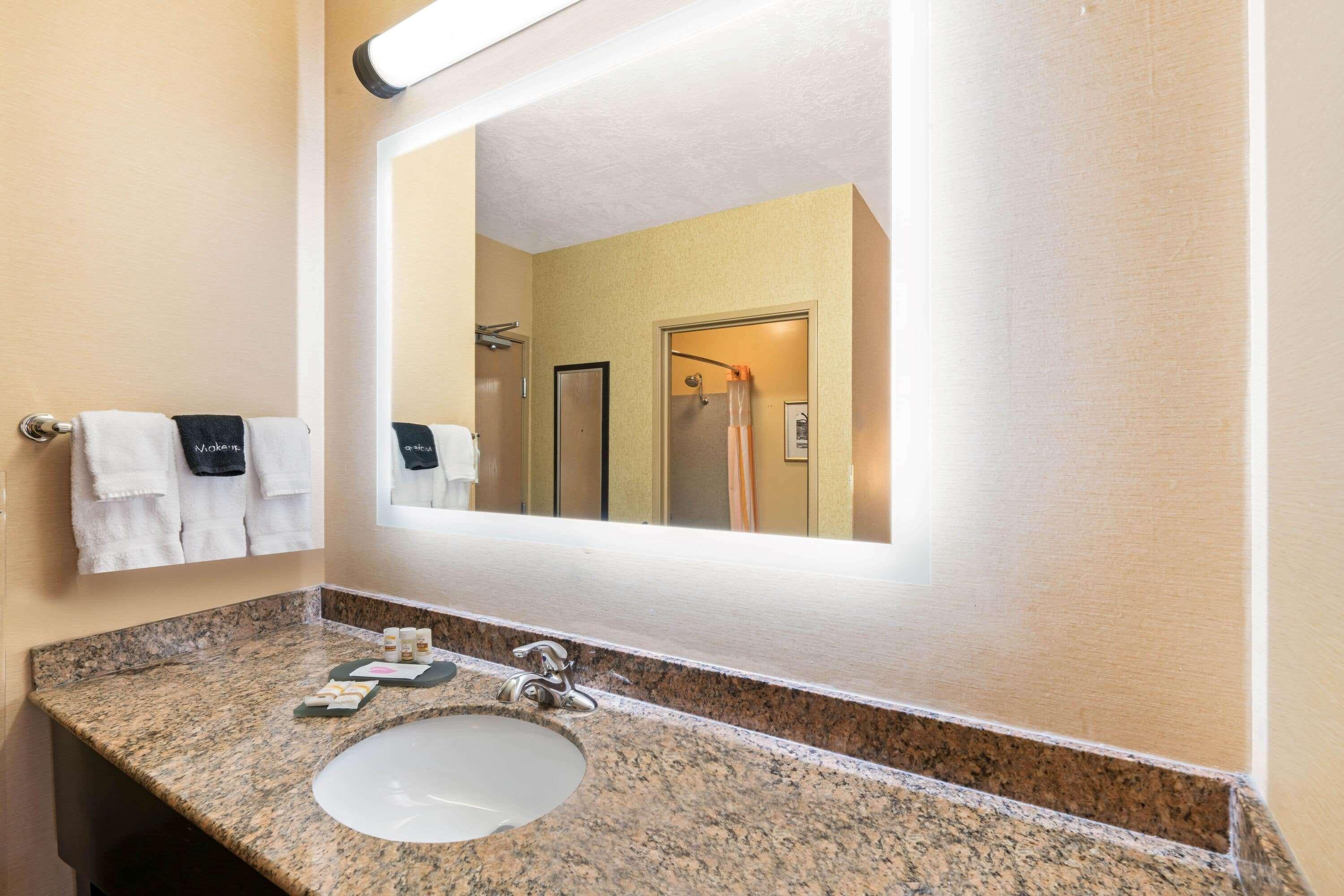 La Quinta By Wyndham Logan Hotel Bagian luar foto