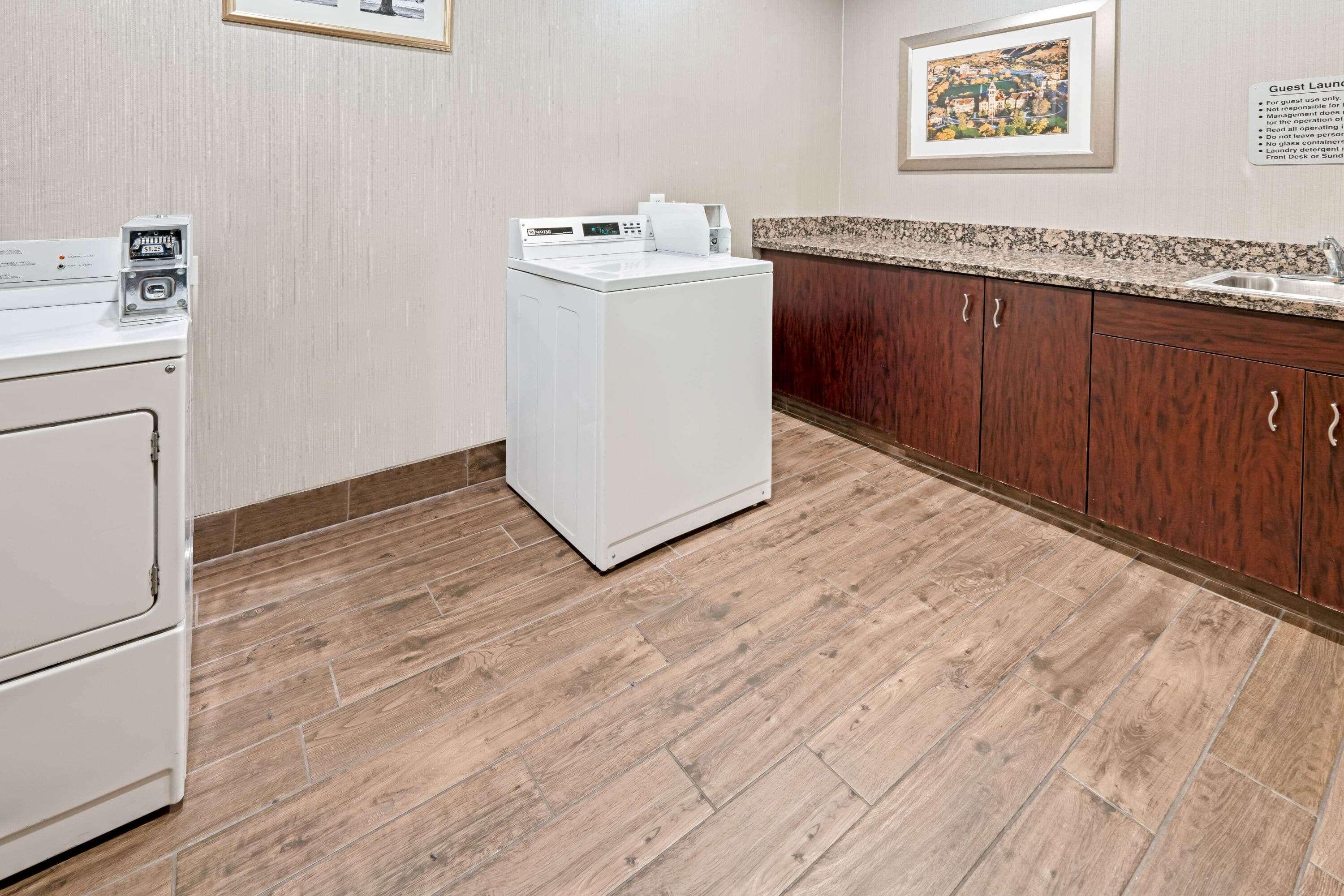 La Quinta By Wyndham Logan Hotel Bagian luar foto