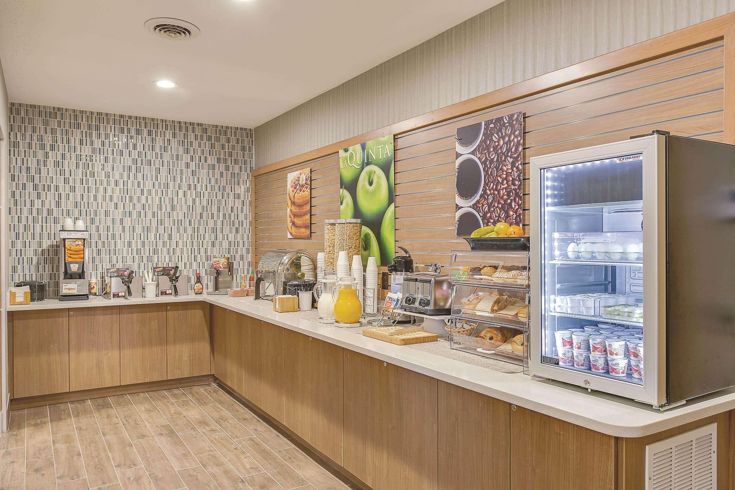 La Quinta By Wyndham Logan Hotel Bagian luar foto
