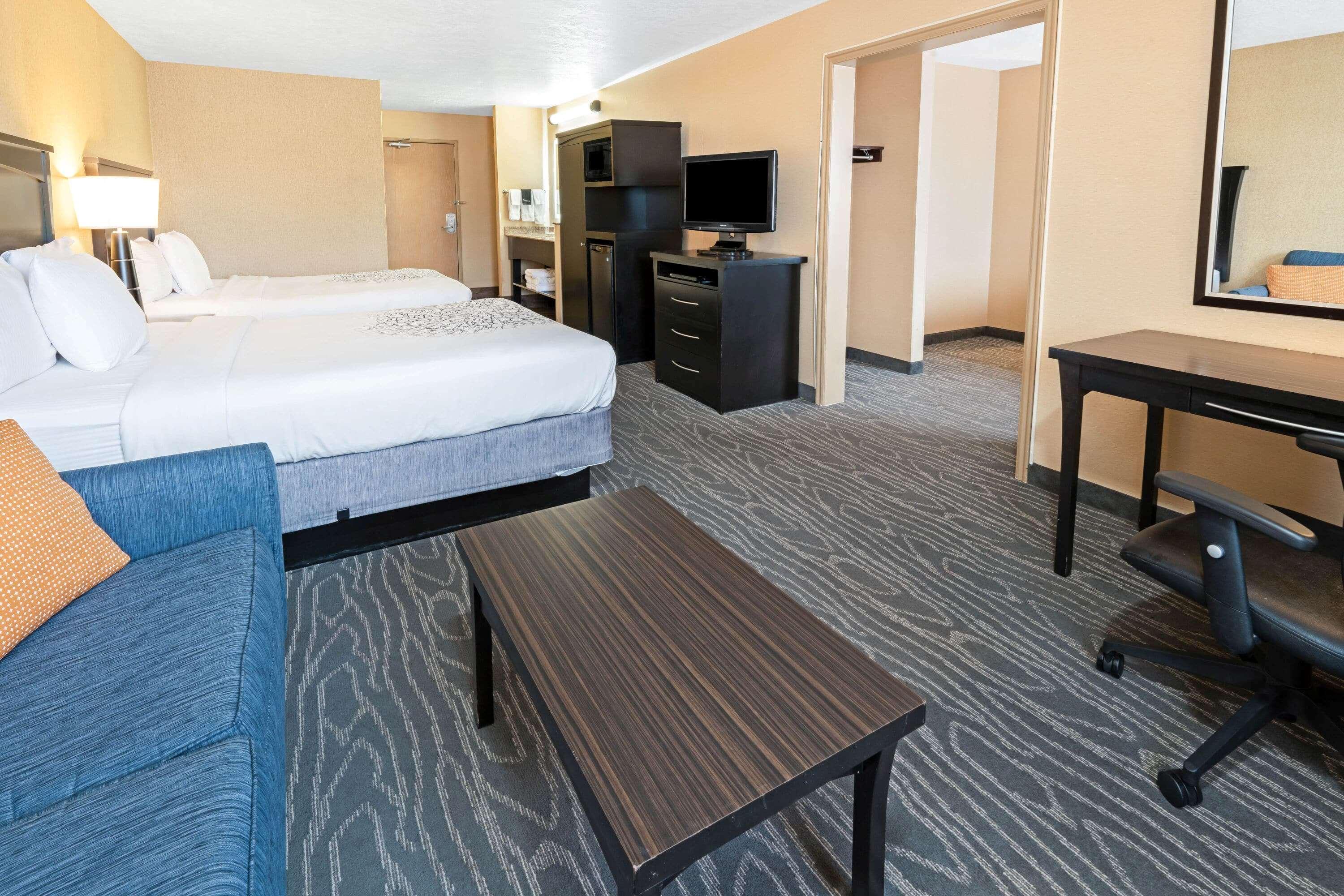 La Quinta By Wyndham Logan Hotel Bagian luar foto