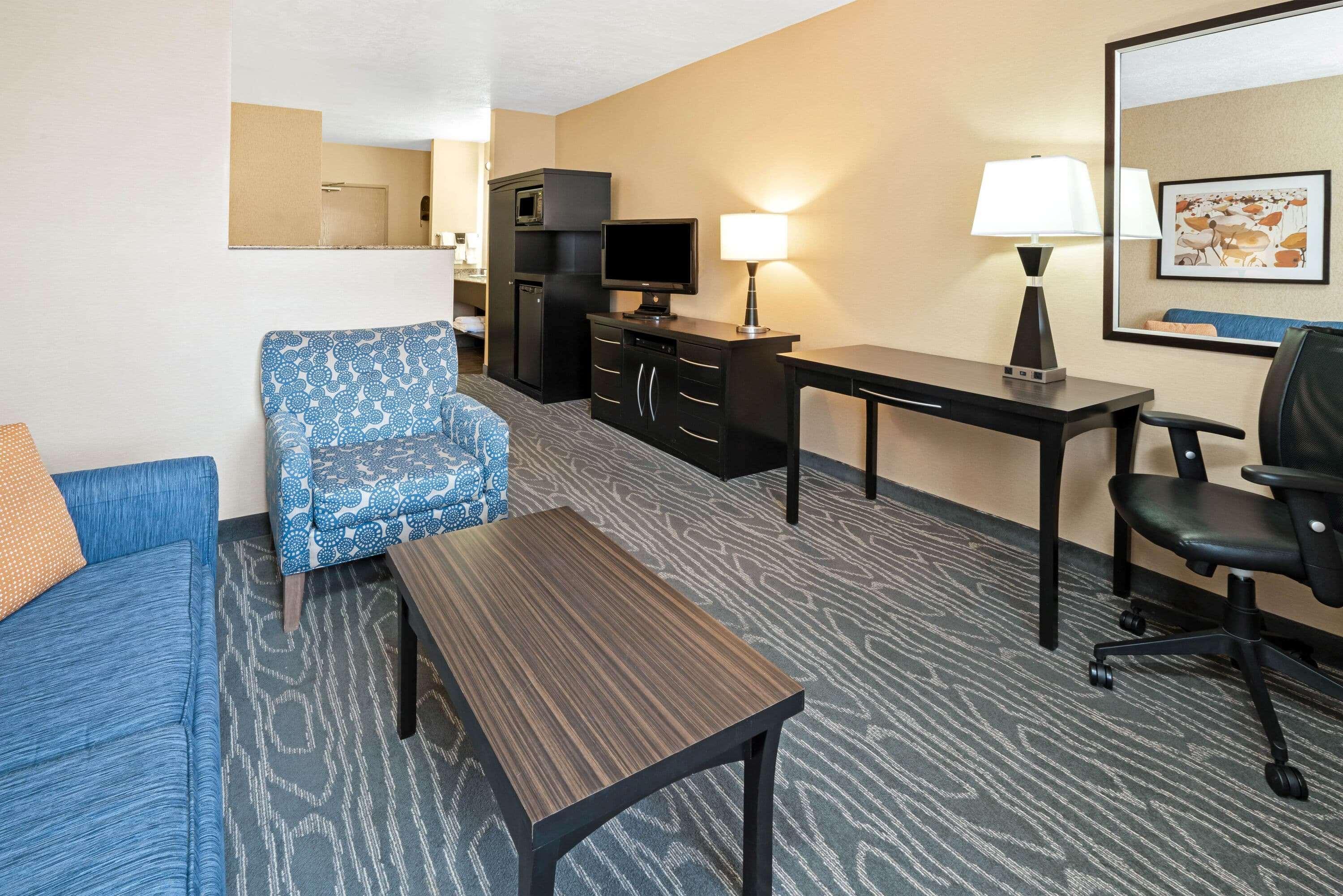 La Quinta By Wyndham Logan Hotel Bagian luar foto